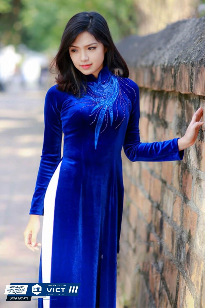 Những loại vải may áo dài nhung đẹp màu xanh dương thướt tha, yểu điệu, tạo vẻ yêu kiều cho người mặc