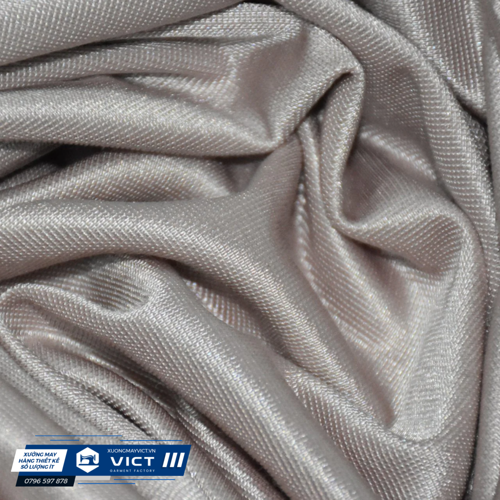 Nylon là một chất liệu vải mạnh mẽ và bền, thấm hút mồ hôi tốt