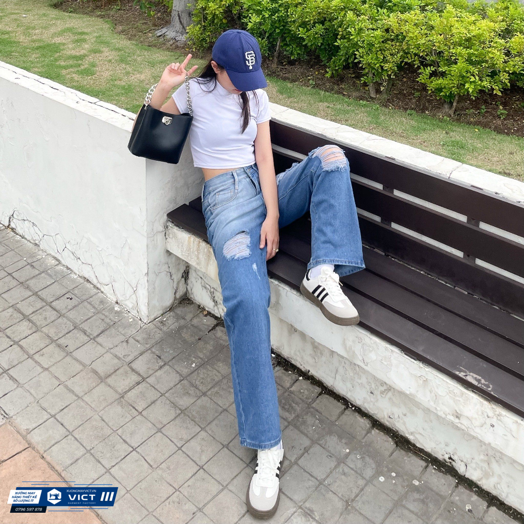 Quần jeans rách phối cùng áo thun trắng