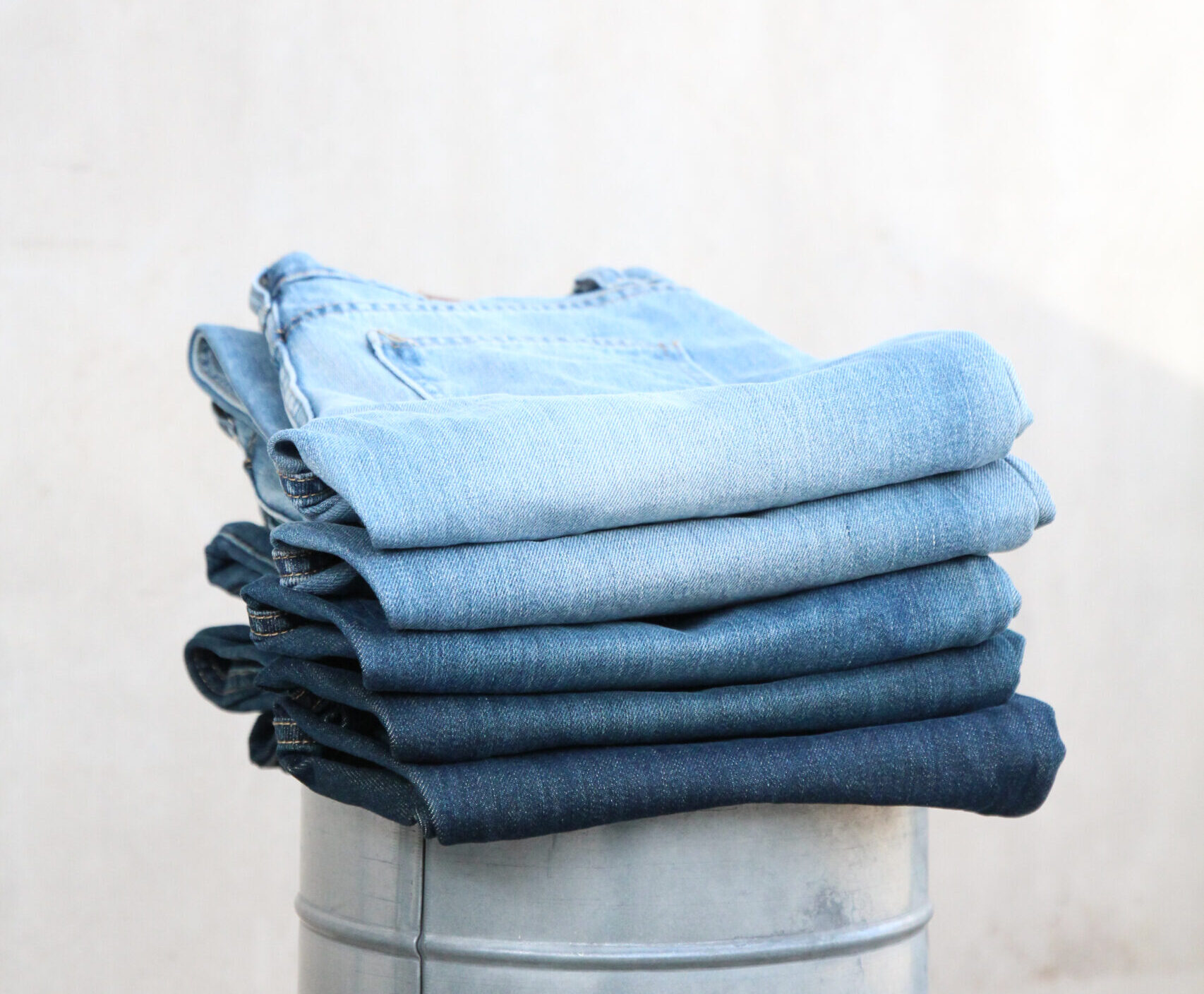 Khi làm việc, bạn nên yêu cầu xem mẫu vải thực tế để kiểm tra độ dày, độ co giãn và bề mặt vải